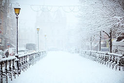 Rue enneigée et vide, ambiance hivernale pour illustrer la météo