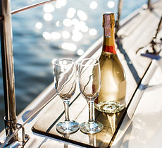 Sekt auf Schiff
