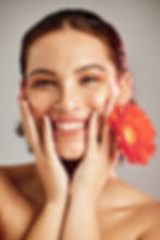 Mujer sonriente con flor