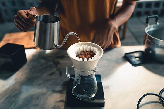フィルターにコーヒーを注ぐ