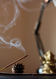 Varilla de incienso ardiente