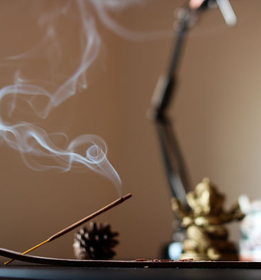 Bâton d'encens brûlant