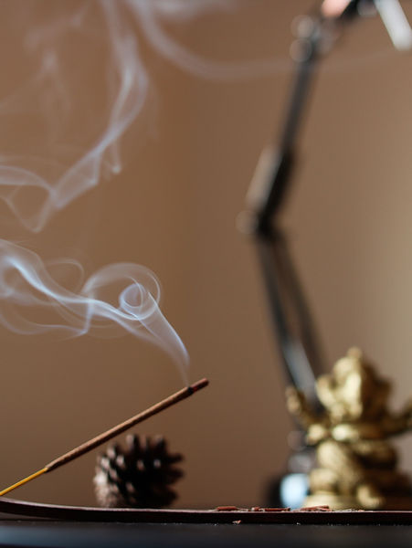 Bâton d'encens brûlant