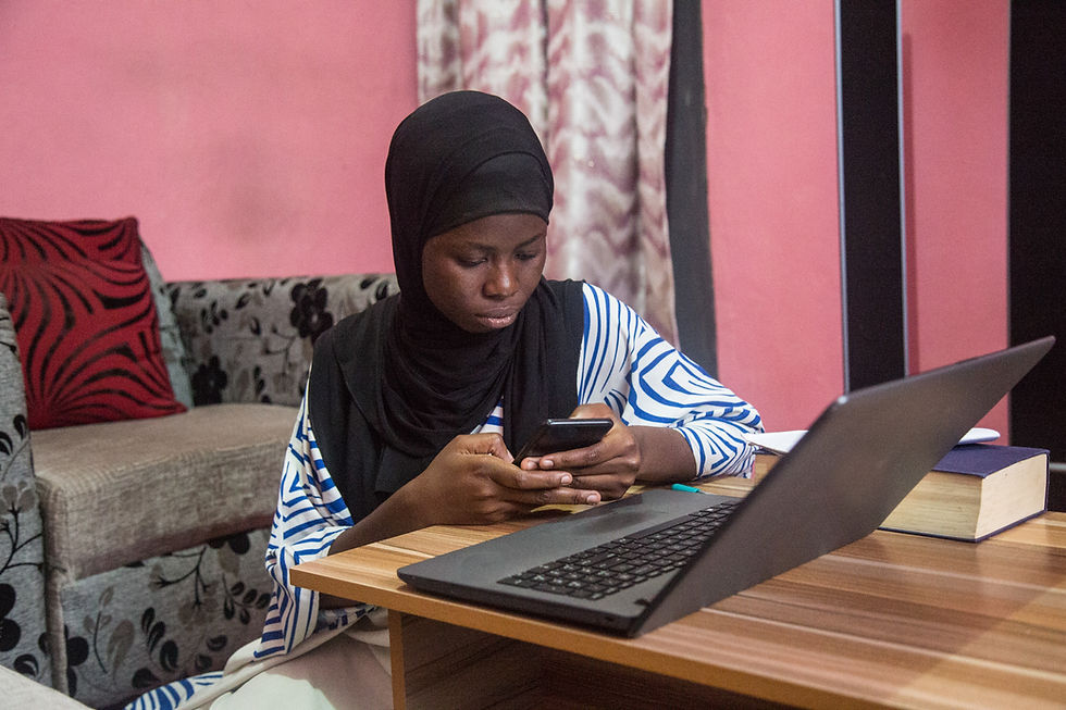 Femme d'affaires avec des gadgets numériques