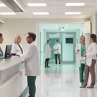 Personal del hospital en el pasillo
