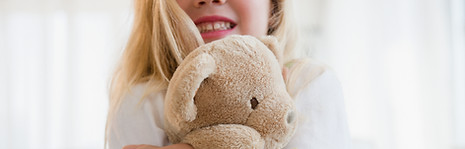 Enfant tenant un ours en peluche