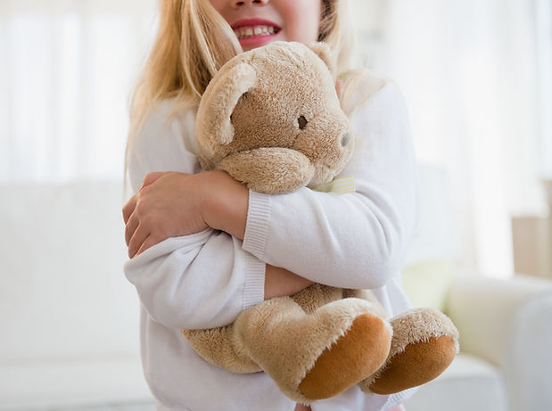 Enfant tenant un ours en peluche