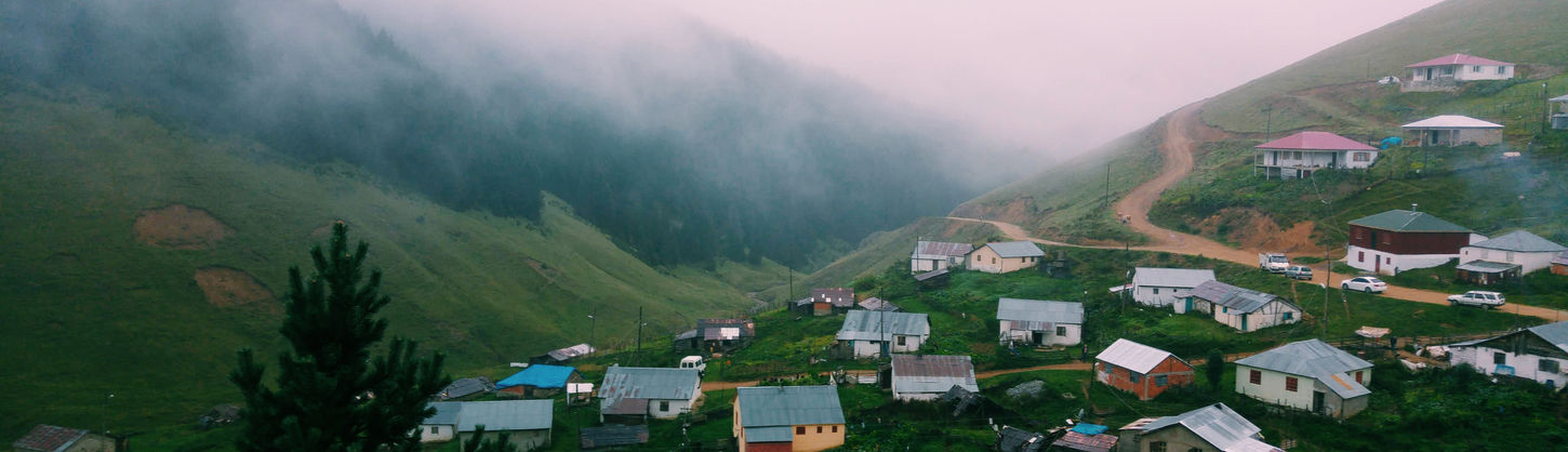 Highland Houses en la niebla