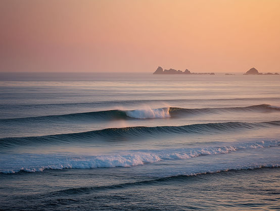 Vagues de l'océan au coucher du soleil