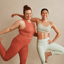 Frauen üben Yoga