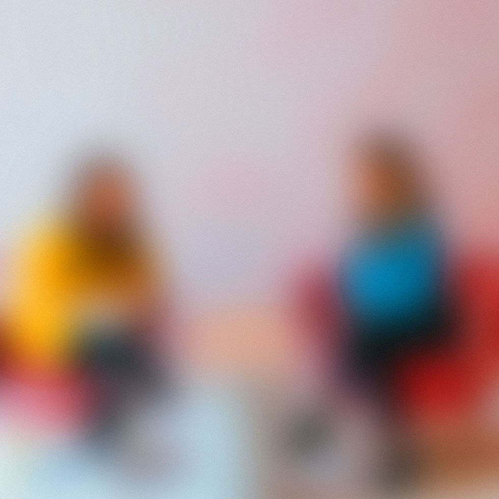 Verschwommene Personen sitzen