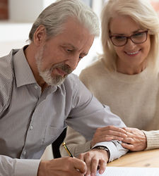 <p class="font_8">Vom Fachverband der Pensions- und Vorsorgekassen wird vorgeschlagen, die in den Mitarbeitervorsorgekassen angesammelten Beträge („Abfertigung Neu“) bei Pensionsantritt nahtlos und steuerfrei in eine Pensionskasse zu übertragen. Für diese Übertragung müssten jedenfalls transparente Rahmenbedingungen geschaffen und sowohl die Vor- und Nachteile offen dargestellt werden. PEKABE hat das Thema mit Betroffenen aktuell diskutiert. Dabei haben sich folgende Punkte als besonders bedeutend herausgestellt:</p>
<ul class="font_8">
<li><p class="font_8"><strong>Wahlmöglichkeit: </strong>die Übertragung darf nur auf freiwilliger Basis erfolgen. Eine Auszahlung der Abfertigung zum Pensionsantritt muss weiterhin uneingeschränkt und zu unveränderten steuerlichen Bedingungen möglich sein. Eine freie Wahl des Pensionskassenanbieters, des Veranlagungsrisikos bzw. der Veranlagungsstrategie ist dauerhaft zu gewährleisten.</p></li>
<li><p class="font_8"><strong>Steuerliche Behandlung: </strong>neben der Begünstigung im Fall der Übertragung ist zu klären wie zukünftige Pensionszahlungen zu versteuern sind.</p></li>
<li><p class="font_8"><strong>Übertragung von Teilbeträgen: </strong>die Option, auch nur einen Teil der Abfertigung in eine Pensionskasse zu übertragen, ist vorzusehen. Dadurch könnten zusätzliche Interessenten für das Modell erreicht werden.</p></li>
<li><p class="font_8"><strong>Unveränderte Regeln bei Kündigung: </strong>es darf keinesfalls zu Änderungen der aktuellen gesetzlichen Bestimmungen für Abfertigungen (Betriebliches Mitarbeiter- und Selbständigenvorsorgegesetz – BMSVG) kommen. Der Zugriff auf den Abfertigungsanspruch muss bei Kündigung durch den Arbeitgeber während des gesamten Berufslebens wie bisher uneingeschränkt möglich sein.</p></li>
<li><p class="font_8"><strong>Transparenz / Risikoaufklärung: e</strong>s bedarf einer umfassenden und allgemein verständlichen Aufklärung durch unabhängige Institutionen über Chancen und Risiken der Kapitalübertragung. Dabei ist besonders auf das Risiko der Kapitalmarktabhängigkeit künftiger Pensionsleistungen hinzuweisen, wie Schwankungen der Pensionshöhe und mitunter keine Teuerungsabgeltung.</p></li>
<li><p class="font_8"><strong>Möglichkeit der Kapitalentnahme:</strong> wie auch in anderen Staaten soll die Möglichkeit zur (teilweisen) Kapitalentnahme in klar definierten Fällen geschaffen werden. Beispielsweise könnte dies eine Investition in eine Seniorenwohnung, Pflegemaßnahmenerfordernis u. ä. betreffen.</p></li>
</ul>
<p class="font_8"><a href="https://www.ots.at/presseaussendung/OTS_20221121_OTS0048/pekabe-zu-den-rahmenbedingungen-fuer-einen-moeglichen-general-pensionskassenvertrag"><u>LINK zur APA-Aussendung</u></a></p>