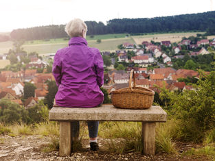 Herbstzeit.de Frau geniest Aussicht