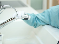 作業員 (業者 メンテナンス 修理 建築 建設 ビジネス 工務店 ブルーバック コピースペース)