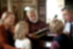 Famiglia multigenerazionale in chiesa