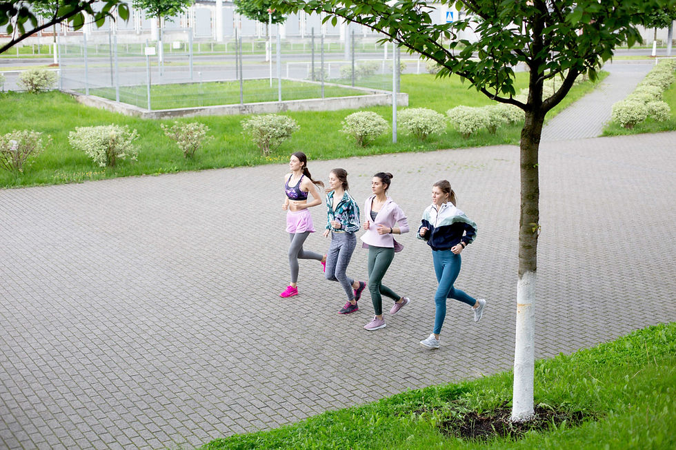 Correndo em grupo ao ar livre