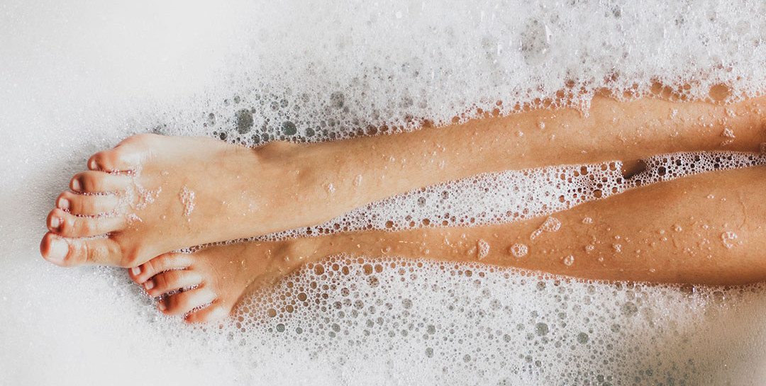 Bain de pieds moussant avant soin des ongle et pose de vernis