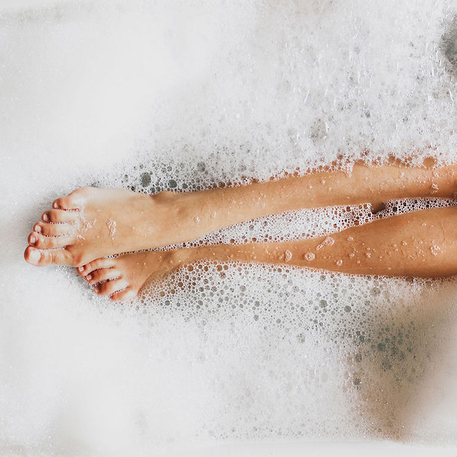 Piernas en baño de burbujas