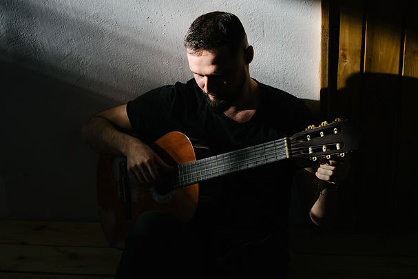 Homem tocando guitarra