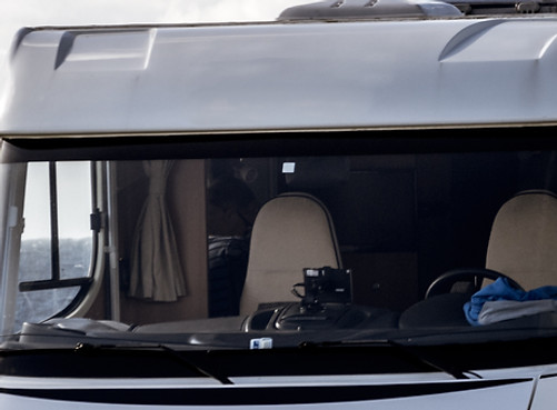 Camping-car moderne près de l'océan