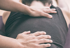 Person, die eine Rückenmassage erhält