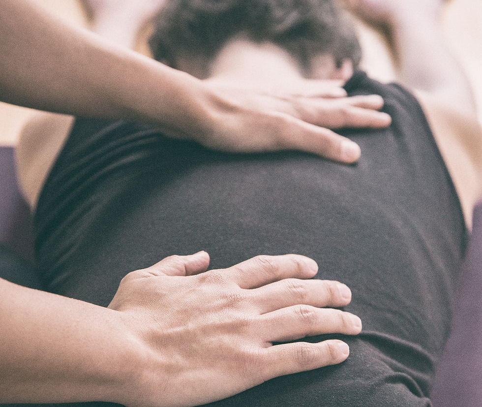 背中のマッサージを受けている人