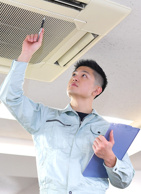 Ingénieur examinant un climatiseur