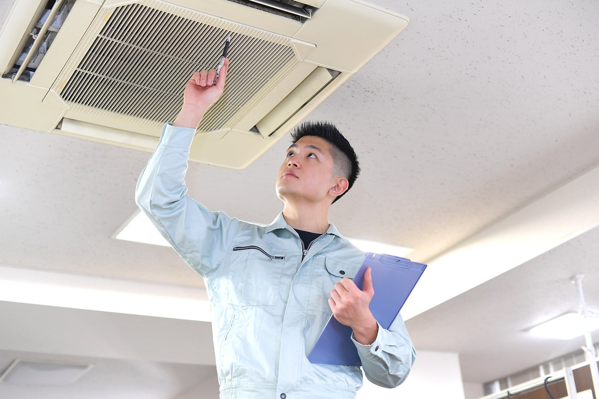 エアコンを調べるエンジニア
