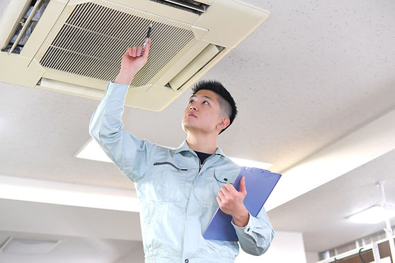 工程師檢查空調