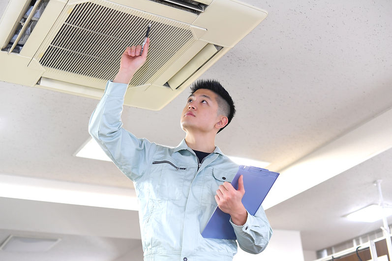 Ingénieur examinant le climatiseur