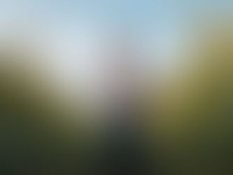 homem segurando um tablet