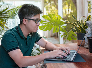 Ein Mann, der an einem Laptop-PC arbeitet