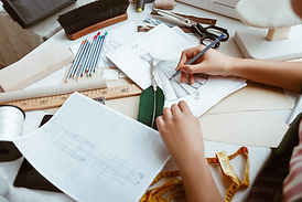 Styliste dessinant un modèle