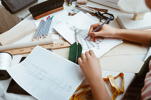 Styliste dessinant un modèle