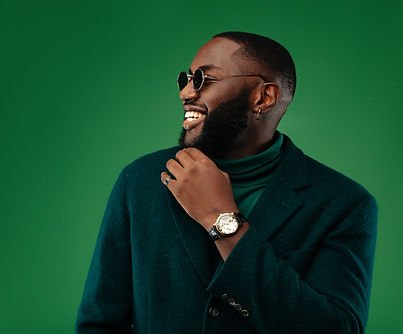 Hombre elegante sonriendo