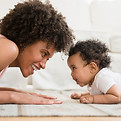 Mère et bébé sur le plancher- interaction