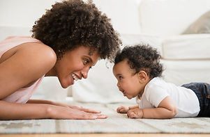 Mãe e bebê no chão