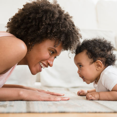 Mère et bébé sur le plancher
