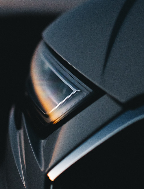 Close-up van de koplamp van een auto
