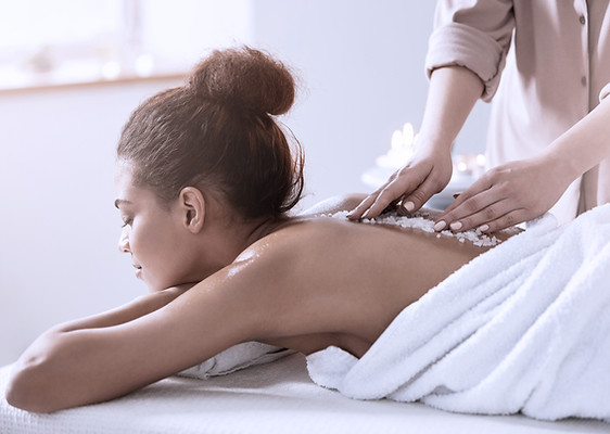 Vrouw die Achtermassage ontvangt