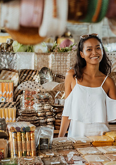 Une femme debout dans un magasin de souvenirs