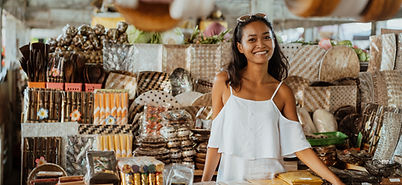 Mulher em uma loja de souvenirs