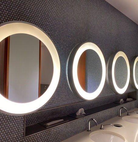 Éviers et miroirs de toilettes