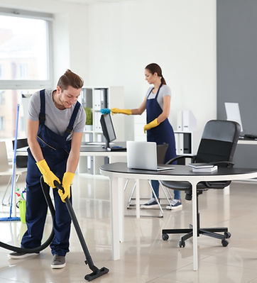 Des personnes nettoyant un bureau