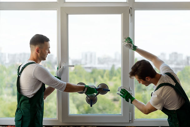 Ouvriers installant une fenêtre