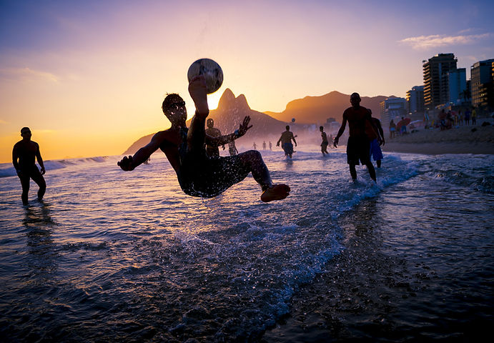 Pôr do sol e futebol