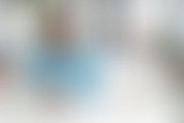 Ein Mann liest ein Dossier