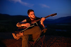 Jouer de la guitare au coin du feu
