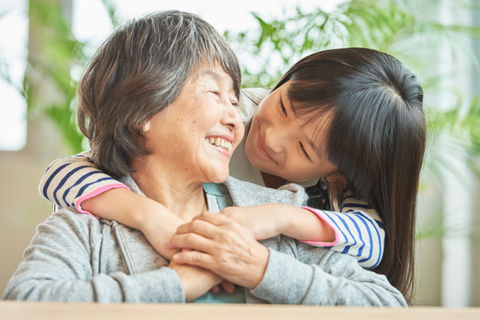 笑顔のおばあちゃんと孫