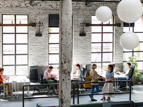 Comment les solutions SaaS et le ticketing transforment-ils l'organisation du travail hybride ?